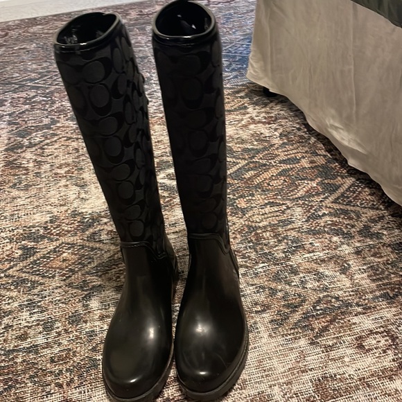 Size 6 coach rain boots - Picture 2 of 3